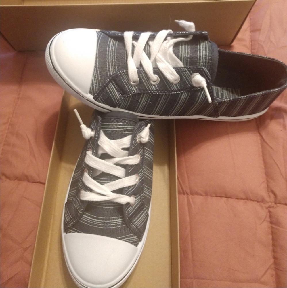 Tieless sneakers nwot